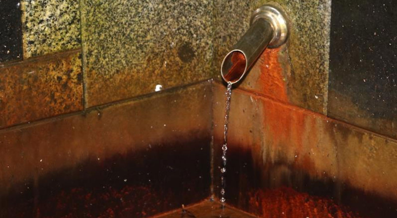 Şifalı diye içilen su zehirli çıktı… Tepkilerini içerek gösterdiler