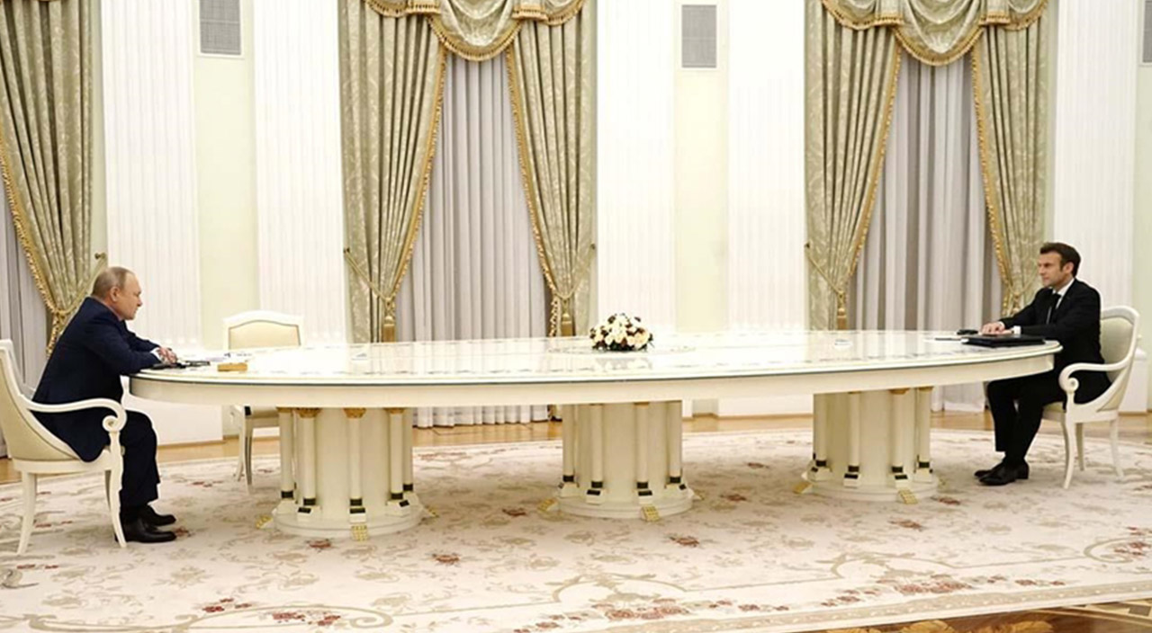 Macron ve Scholz'u dev masada ağırlamıştı! Putin masayı küçülttü