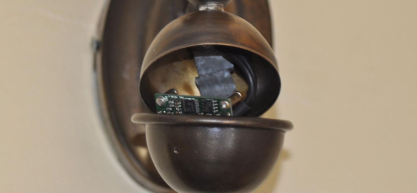 Temizlik görevlileri buldu! Duvar Lambalarının içinden çıktı