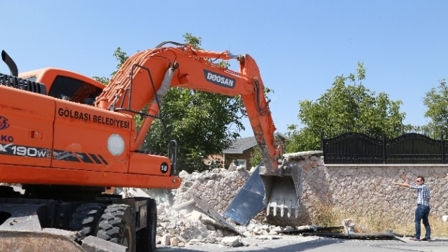 Koza İpek'in İncek'teki malikanesinin duvarı, mehter marşı eşliğinde yıkıldı