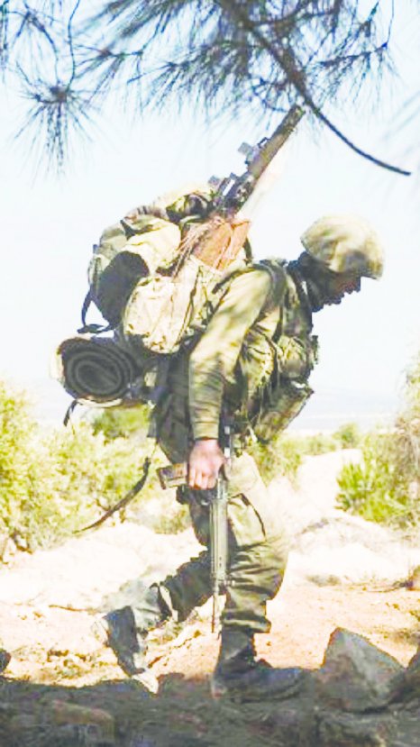 Sırtında 35 kg yükle Afrin'e yürüyen Mehmetçik!