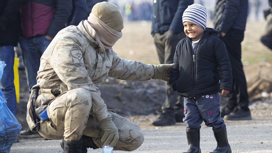Mehmetçiğin kucağından indirmediği sığınmacı çocuğu Yunan gaza boğdu