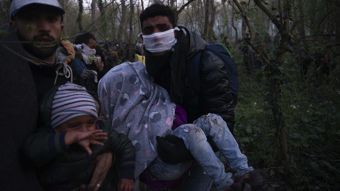 Mehmetçiğin kucağından indirmediği sığınmacı çocuğu Yunan gaza boğdu