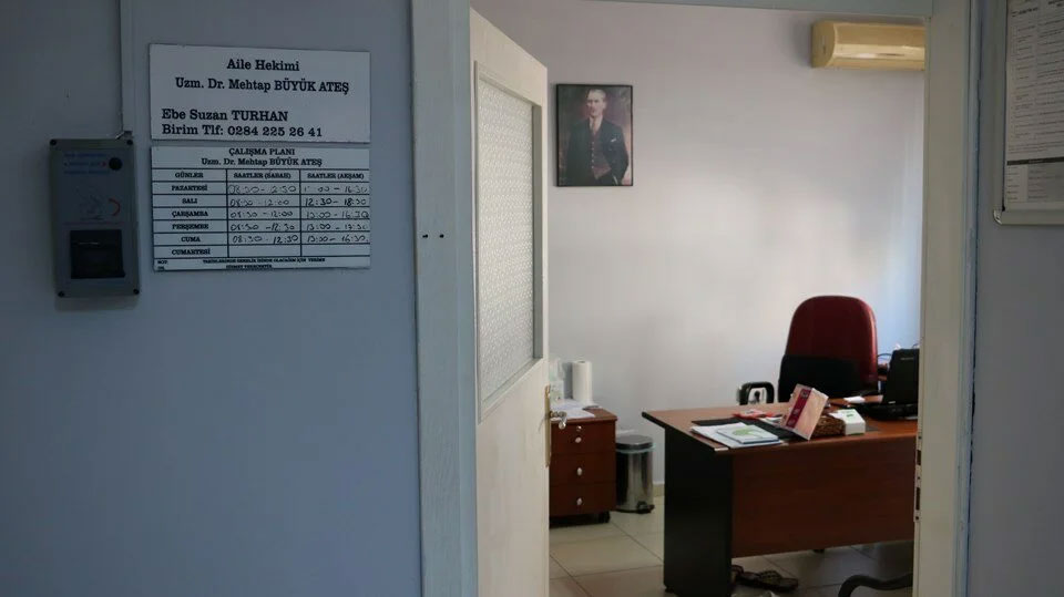 Karantinayı ihlal ettiği yetmezmiş gibi bir de doktora saldırdı