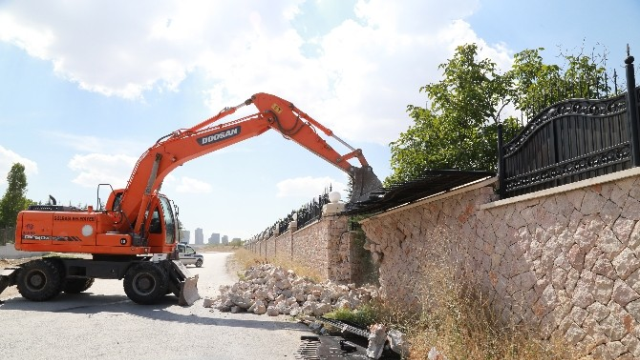 Koza İpek'in İncek'teki malikanesinin duvarı, mehter marşı eşliğinde yıkıldı
