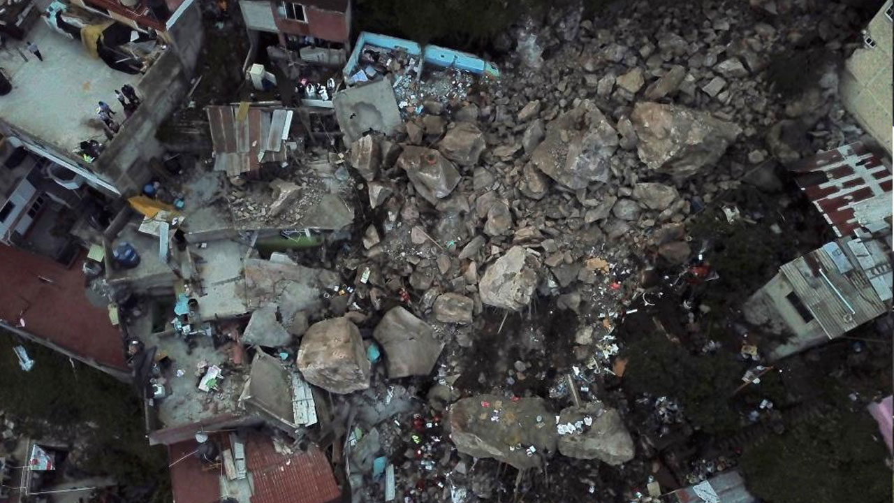 Meksika'da facia! Dev kayalar yerinden kopup evlerin üstüne düştü