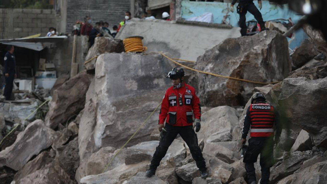 Meksika'da facia! Dev kayalar yerinden kopup evlerin üstüne düştü