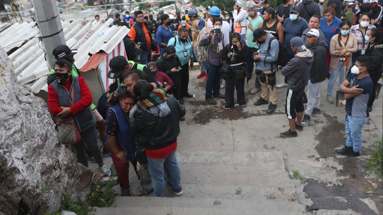 Meksika'da facia! Dev kayalar yerinden kopup evlerin üstüne düştü