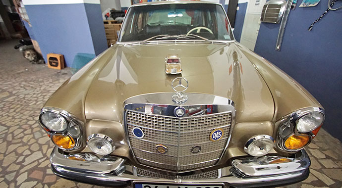 Sağ serbest solda Mercedes