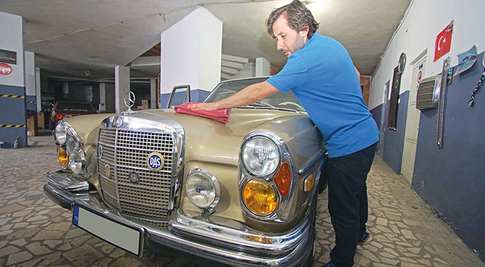 Sağ serbest solda Mercedes