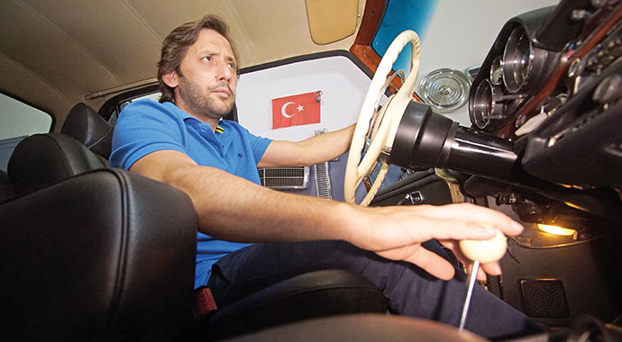 Sağ serbest solda Mercedes