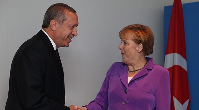 Türkiye'ye gelip gülücükler saçan Merkel, herkesi kandırdı mı?