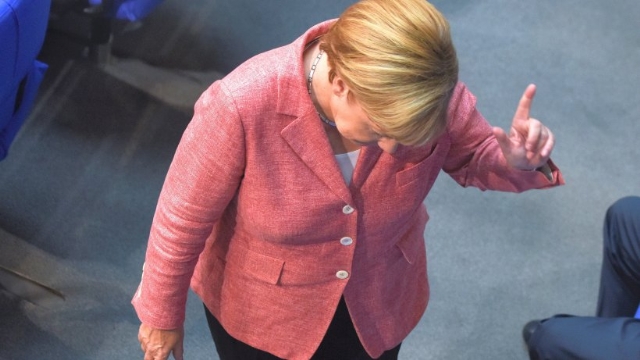 Meclis Başkanı, Başbakan Merkel'i azarlayıp arka sıralara gönderdi