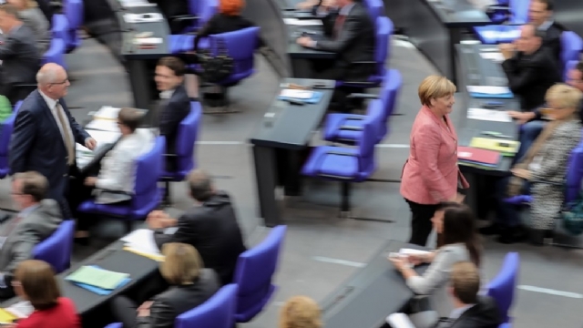 Meclis Başkanı, Başbakan Merkel'i azarlayıp arka sıralara gönderdi