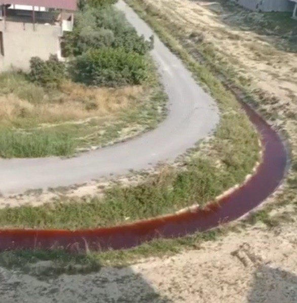 Mersin'de korkutan görüntü, DSİ kanalındaki su kırmızıya döndü