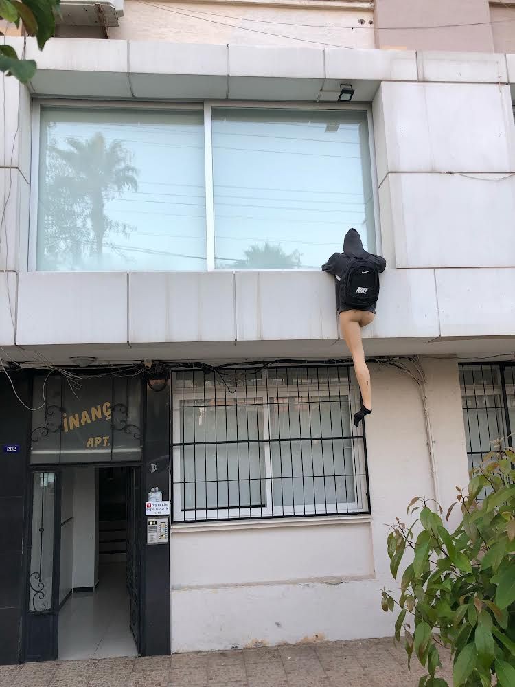 Mersin'de eve tırmanan hırsızın pantolonu soyuldu!