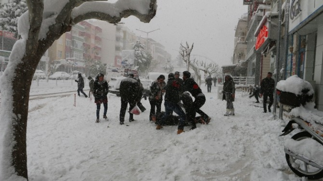 Mersin'de kar kalınlığı 60 santimetreyi geçti