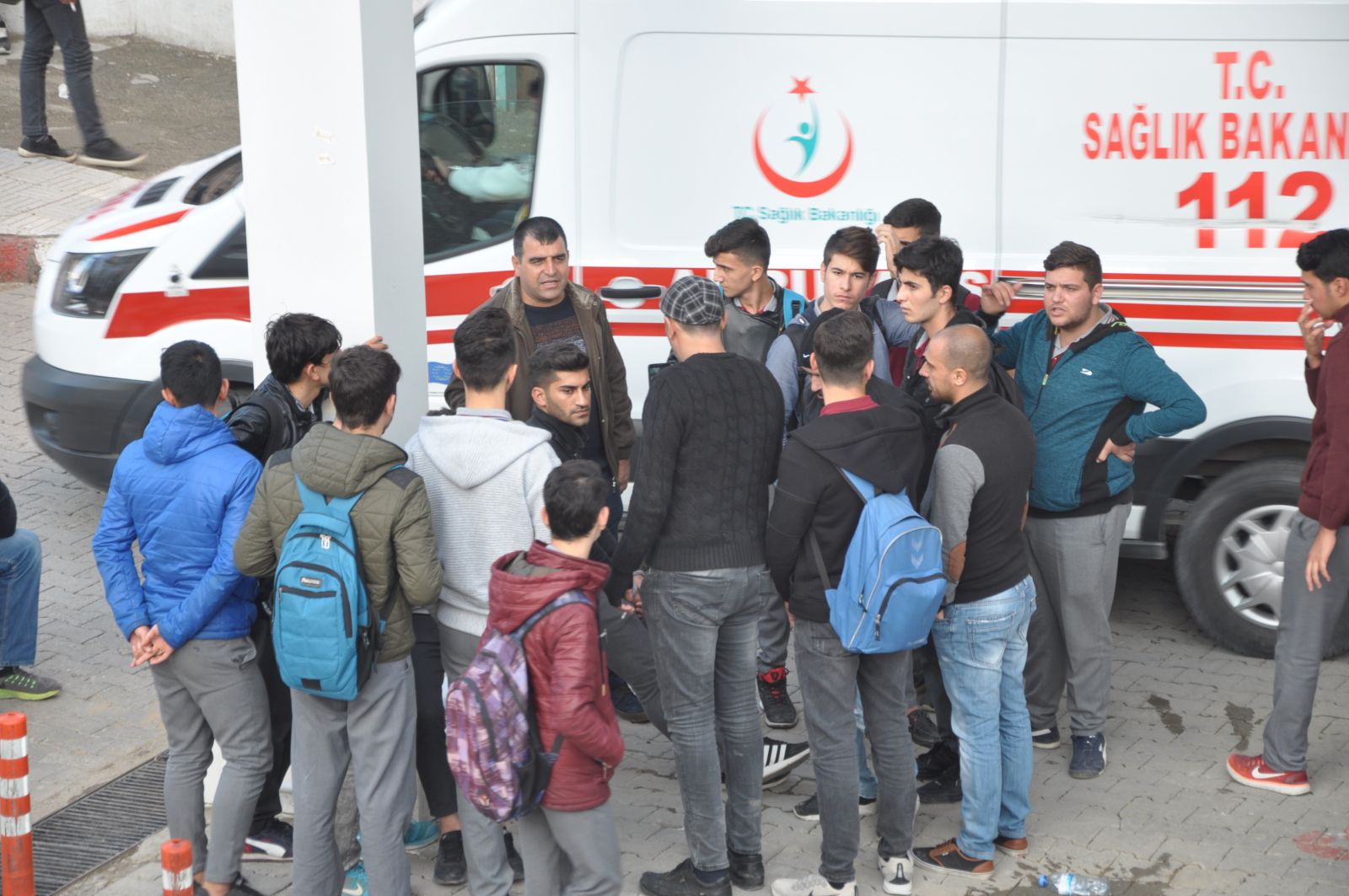 Lise önünde taşlı, bıçaklı kavgada 1 öğrenci öldü, 2 öğrenci yaralandı...