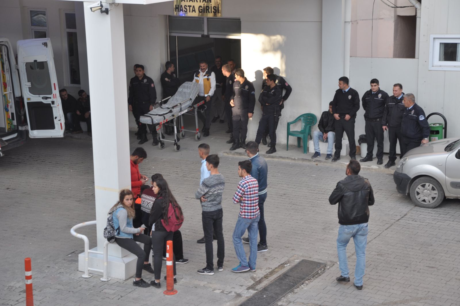 Lise önünde taşlı, bıçaklı kavgada 1 öğrenci öldü, 2 öğrenci yaralandı...