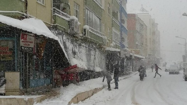 Mersin'de kar kalınlığı 60 santimetreyi geçti