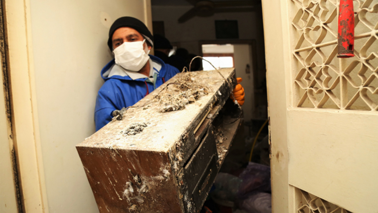 Kötü koku harekete geçirdi: Evden 2 kamyon çöp çıktı