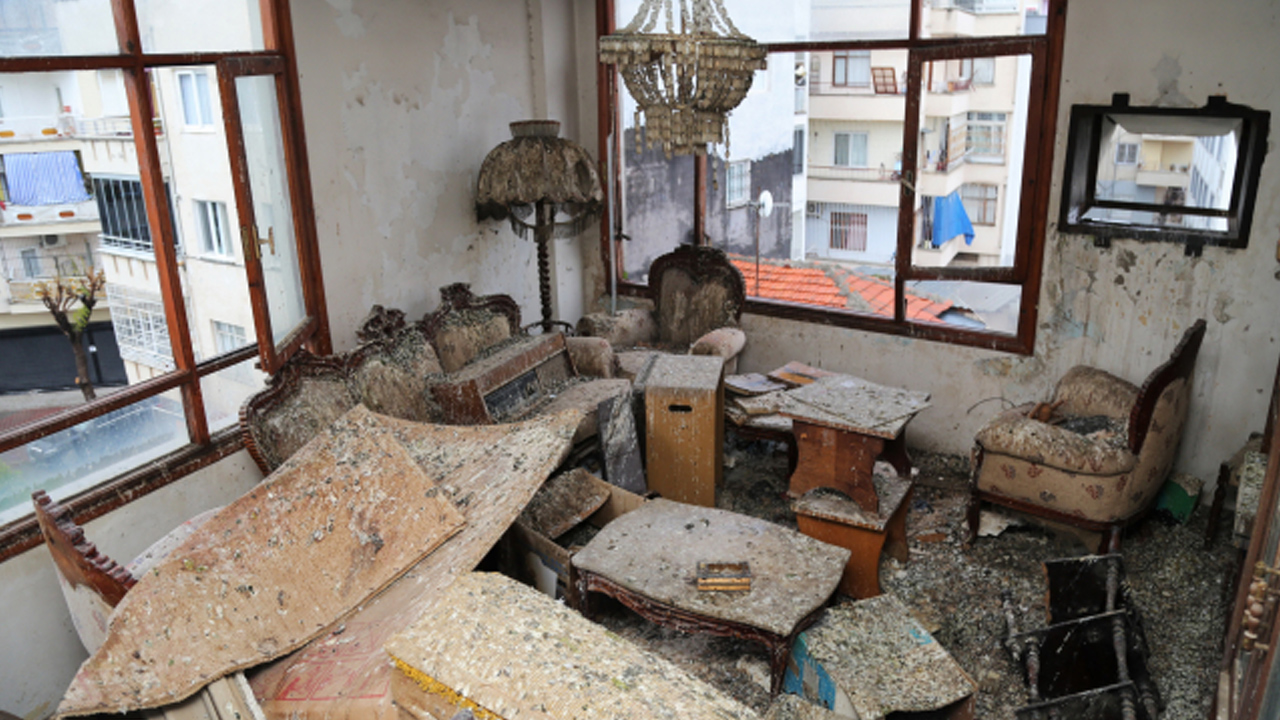 Kötü koku harekete geçirdi: Evden 2 kamyon çöp çıktı