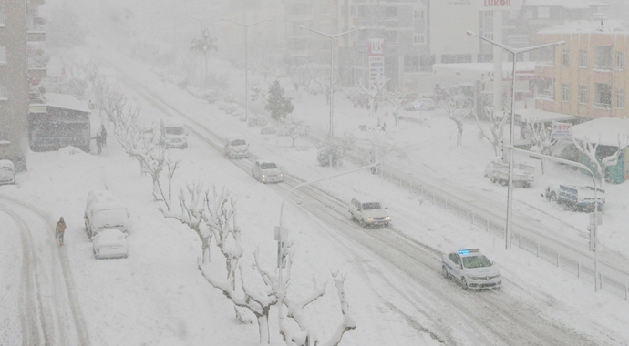 Mersin'de kar kalınlığı 60 santimetreyi geçti
