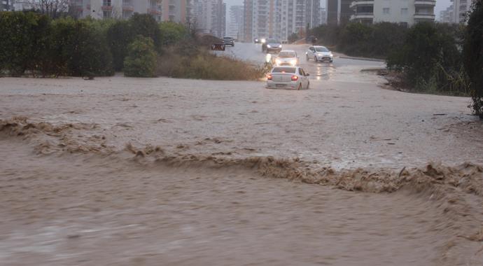Mersin'de araziler su altında kaldı