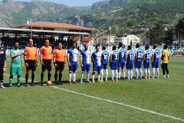 Merzifonsporlu futbolcular protokole sırtlarını dönerek İstiklal Marşı'nı okudu