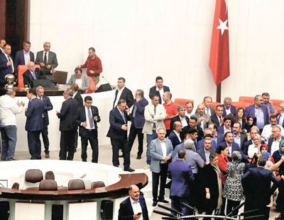 Erkan Akçay: Türkiye, uçurumun eşiğinden döndü