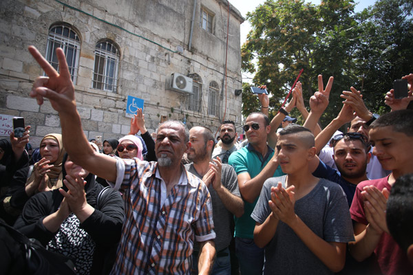 Mescid-i Aksa'nın kapıları açıldı, İsrail polisi Filistinlilere saldırdı