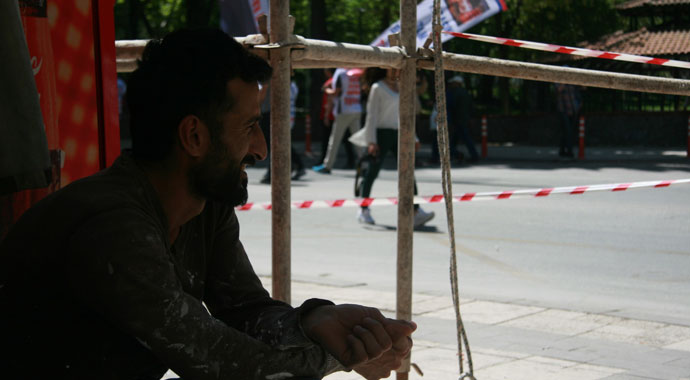 İnşaat işçisinin 1 Mayıs mesaisi miting yapanları elindeki çekiç ile izlemek oldu