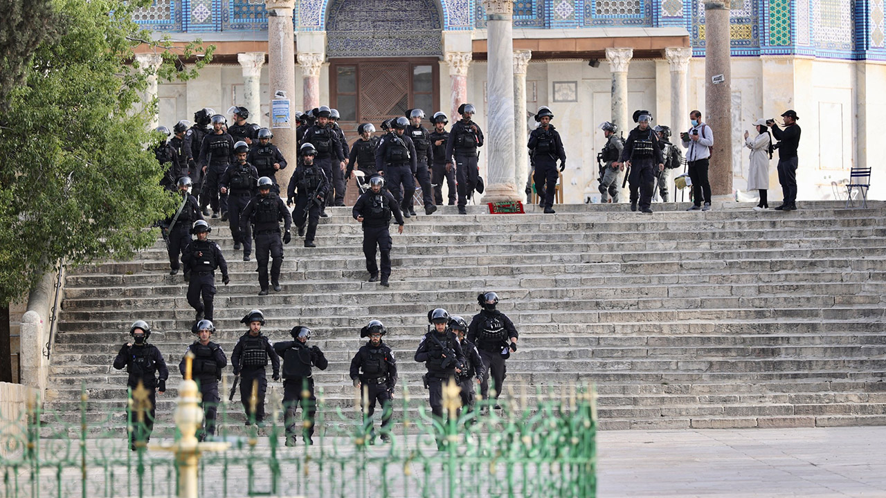 İsrail polisi ve fanatik Yahudiler'den skandal! Mescid-i Aksa'ya bir baskın daha