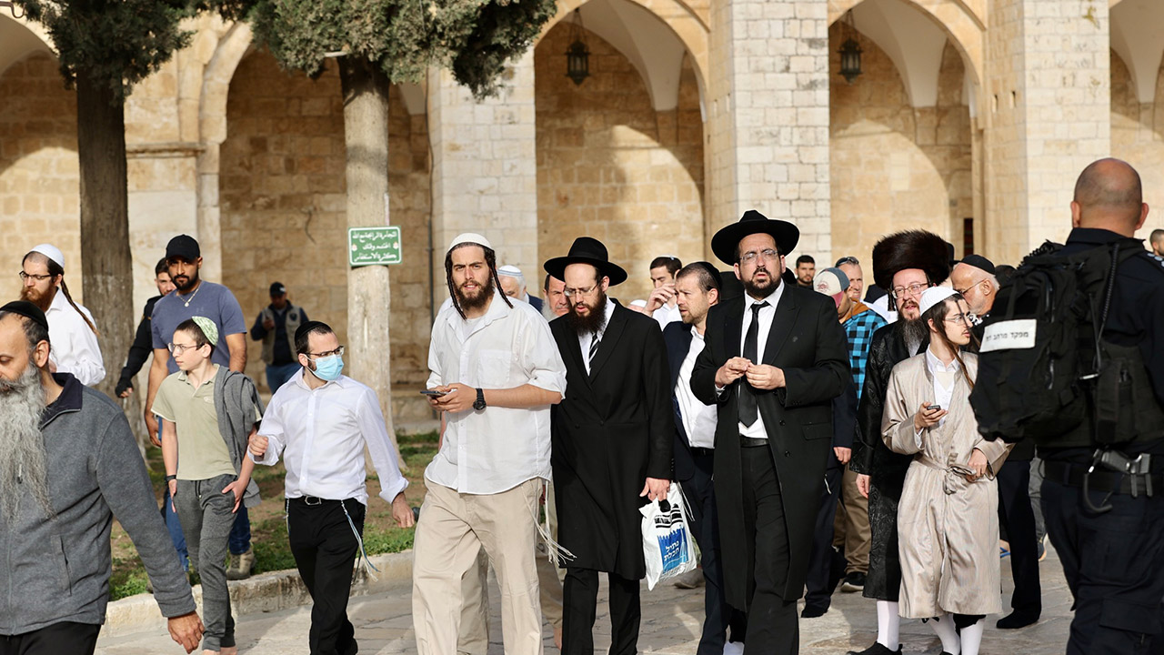 İsrail polisi ve fanatik Yahudiler'den skandal! Mescid-i Aksa'ya bir baskın daha