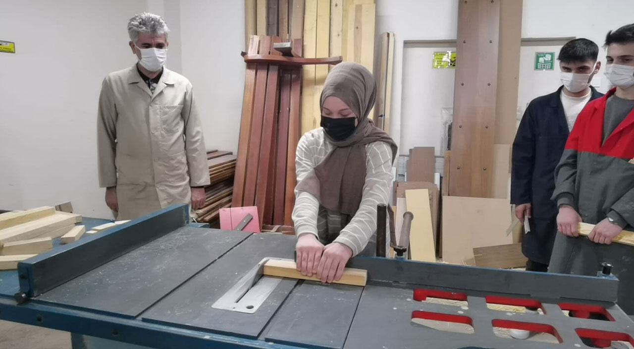 Yaşları henüz 15: Hem okuyor hem 5 bin lira maaş alıyorlar