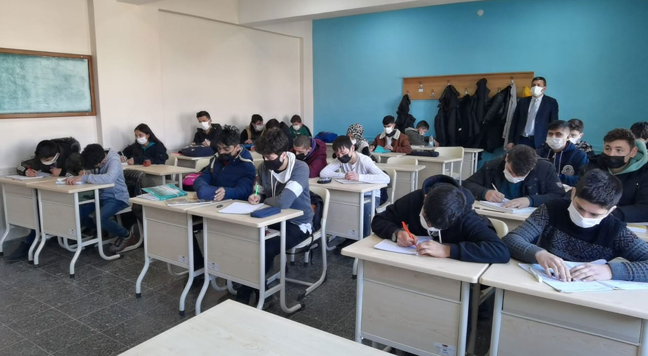 Yaşları henüz 15: Hem okuyor hem 5 bin lira maaş alıyorlar