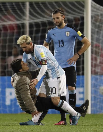 Taraftar Messi'nin ayaklarına kapandı