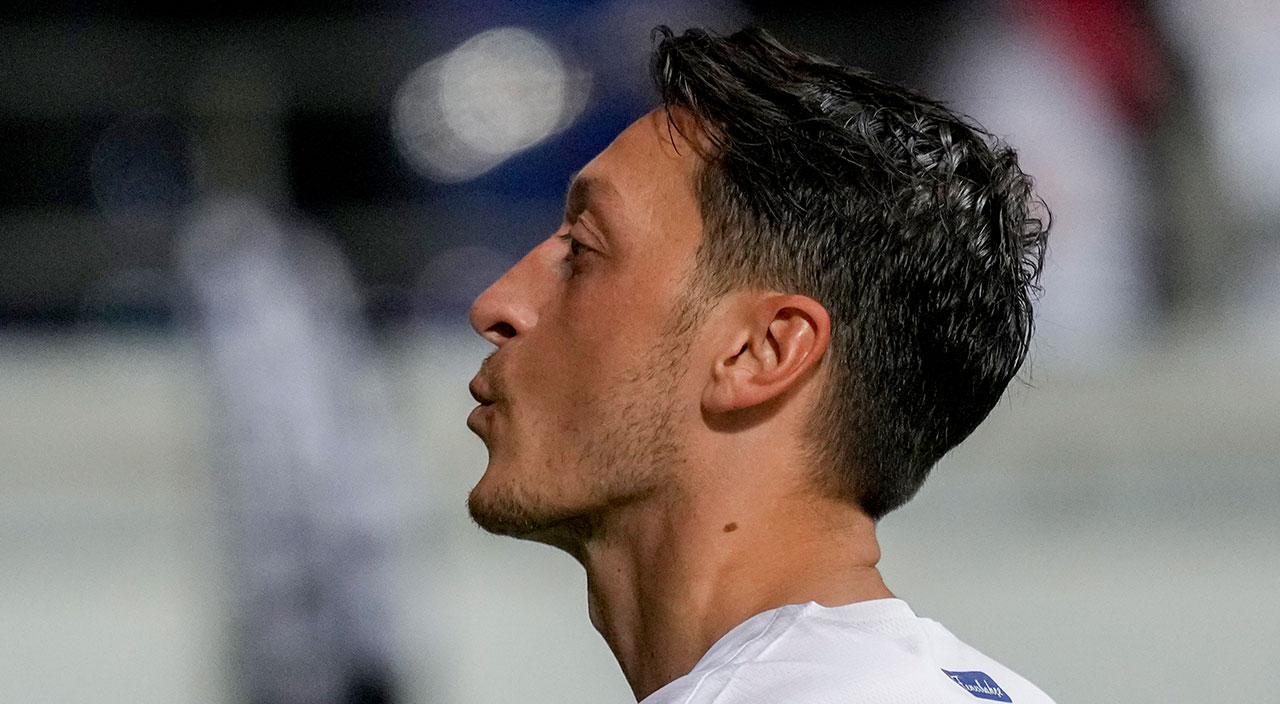 Mesut Özil'den yabancı maddeye öpücük tepkisi