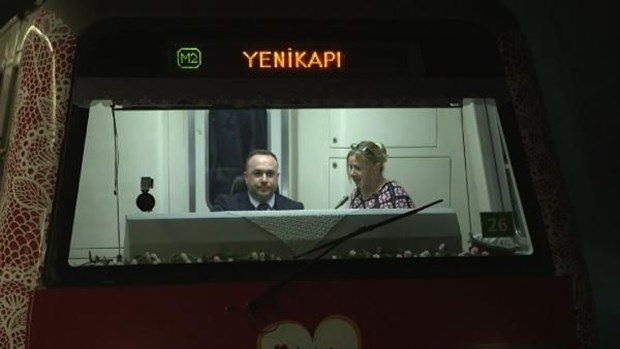 Metroya anne eli değerse