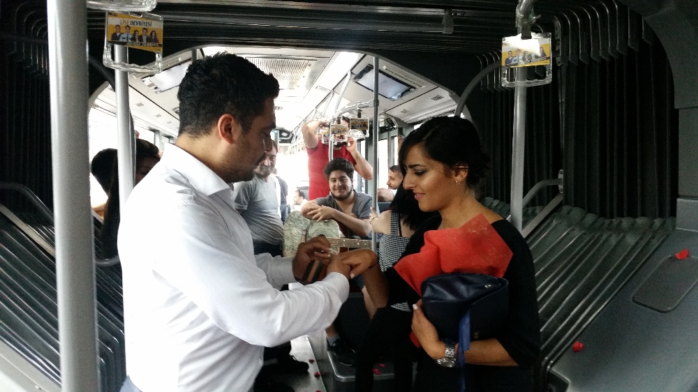 Metrobüste sürpriz evlilik teklifi