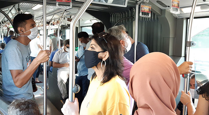 Metrobüs ve otobüslerde ayakta yolculuk devam ediyor