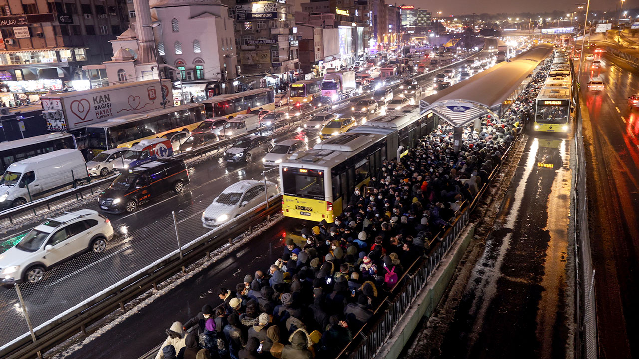 Yoğun kar İstanbul’u teslim aldı: Yollar kilit, metro ve metrobüste insan seli