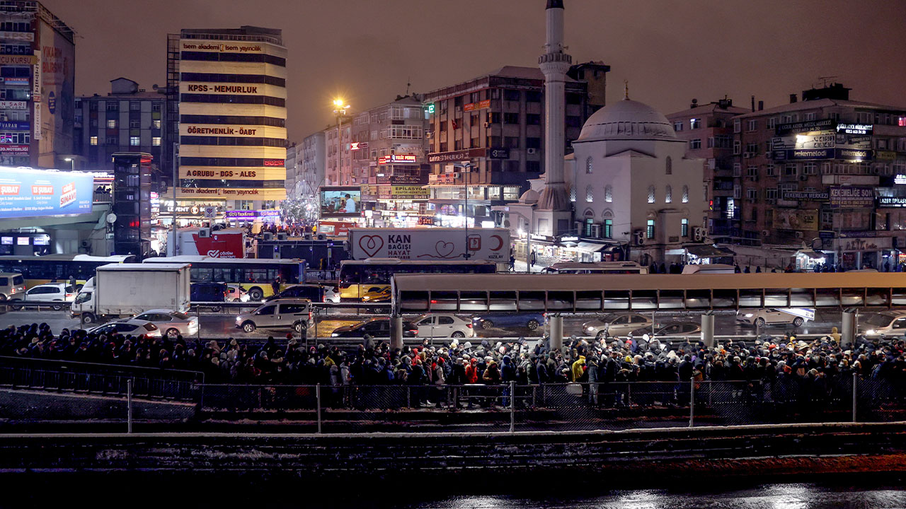Yoğun kar İstanbul’u teslim aldı: Yollar kilit, metro ve metrobüste insan seli