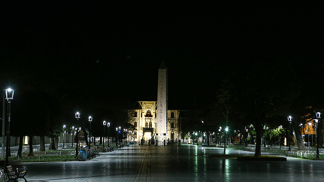 İstanbul'da iftarda dolup taşan meydanlar boş kaldı İstanbul'da iftarda dolup taşan meydanlar boş kaldı