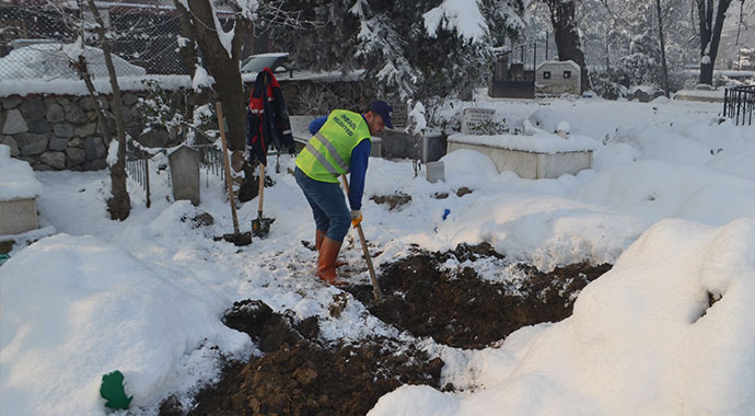 Her gün saatlerce mezar kazıyorlar