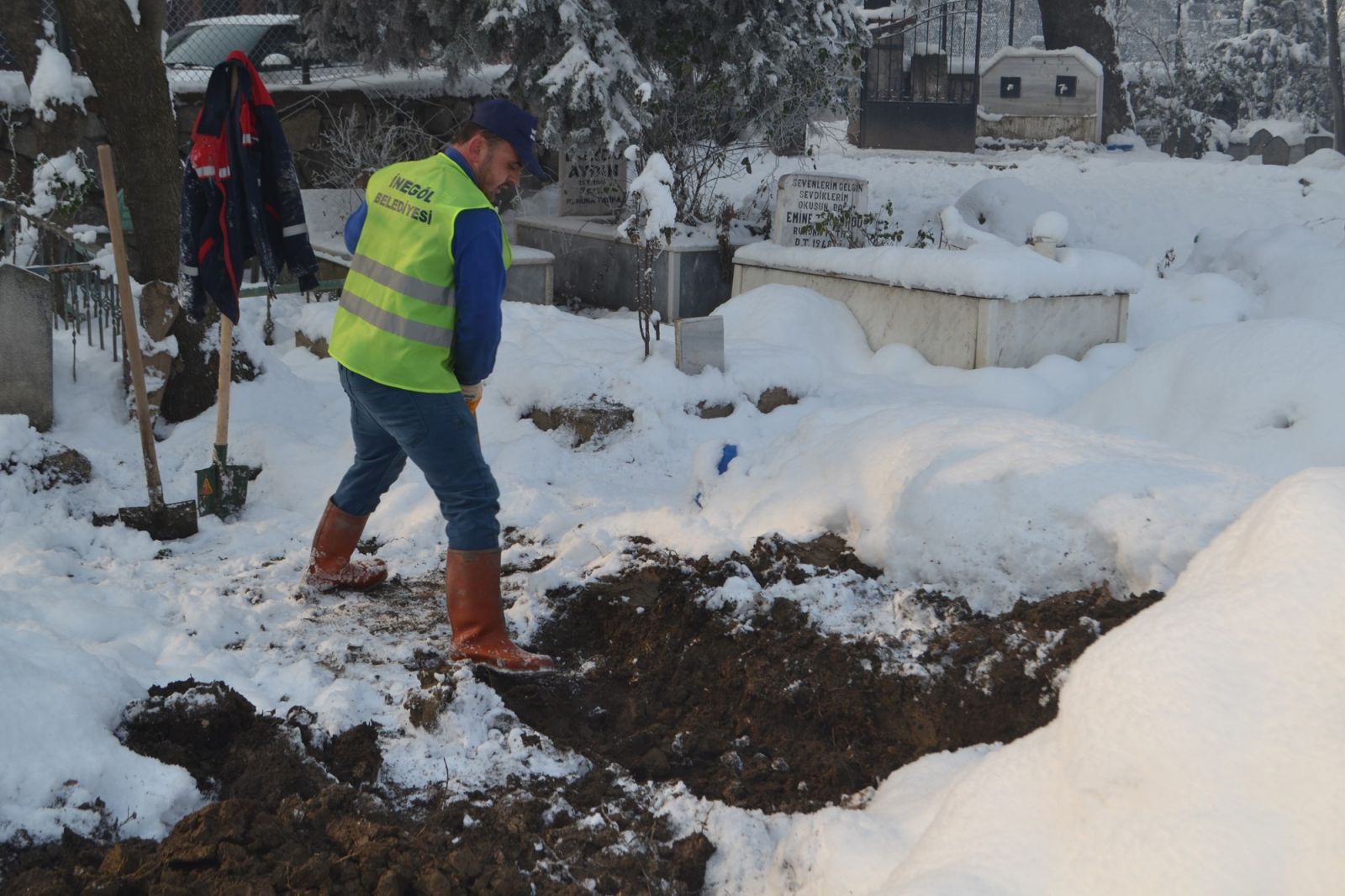 Her gün saatlerce mezar kazıyorlar