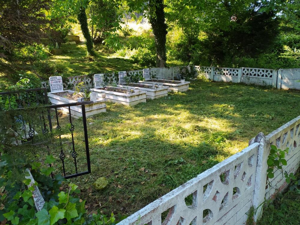 Annesinin mezarını yerinde bulamayınca şok oldu