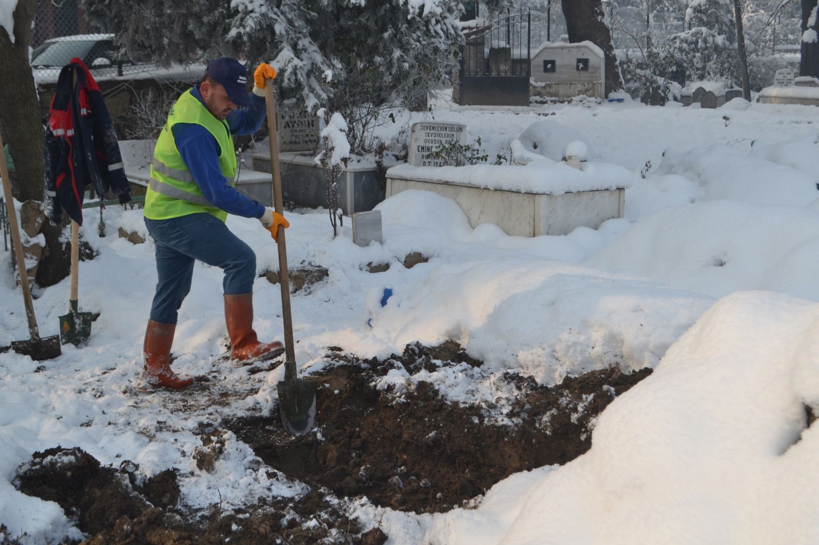 Her gün saatlerce mezar kazıyorlar