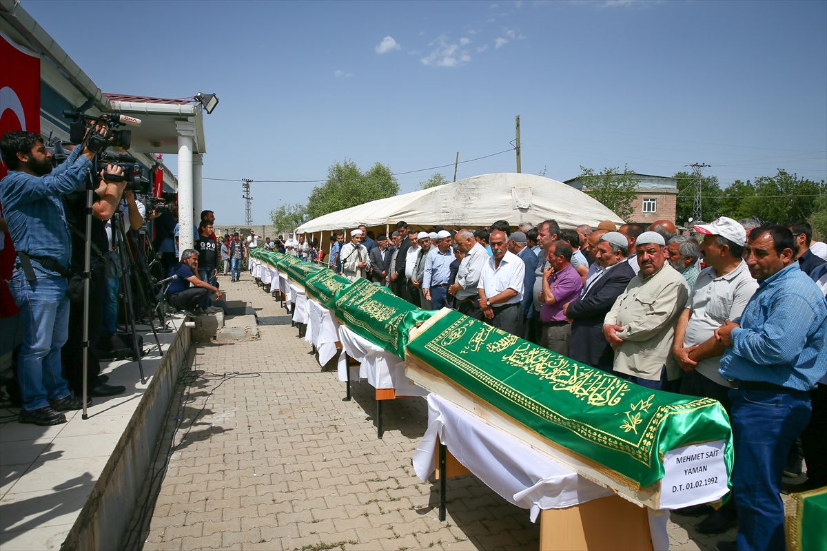 Patlamada hayatını kaybeden 13 kişi defnedildi