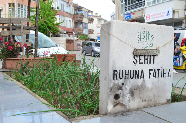 Mahalle ortasında şehit mezarı